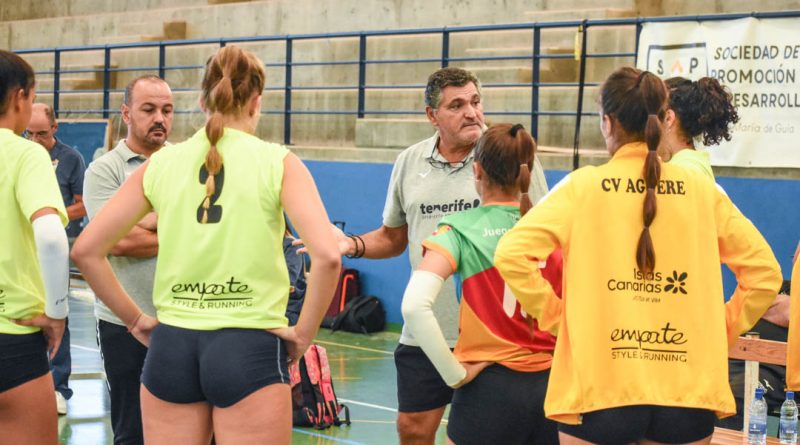 Ambrosio González dando instrucciones a las jugadoras